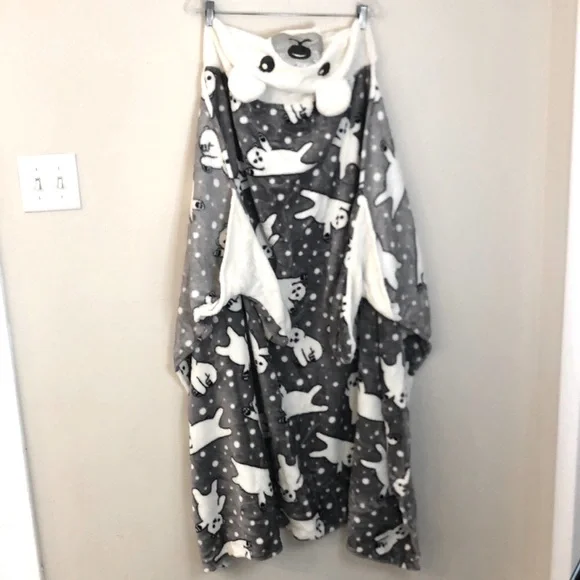 Justice Cozy Polar Bear Hooded Blanket Gray & White Polar Bear print with arms - Picture 5 of 8